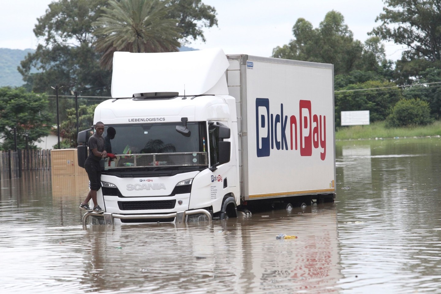 Eine überflutete Straße in Ladysmith. Das anhaltende Extremwetter mit starken Regenfällen in Südafrika hat schon mehrere Menschenleben gefordert.