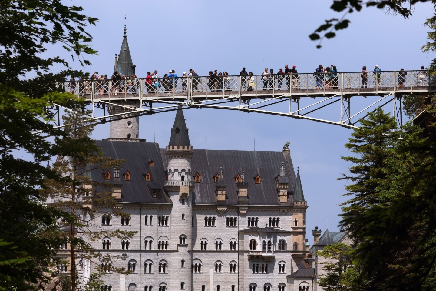 Touristen stehen auf der Marienbrücke vor dem Schloss Neuschwanstein. Ein Mann hatte dort zwei Frauen attackiert und wurde nun verurteilt.