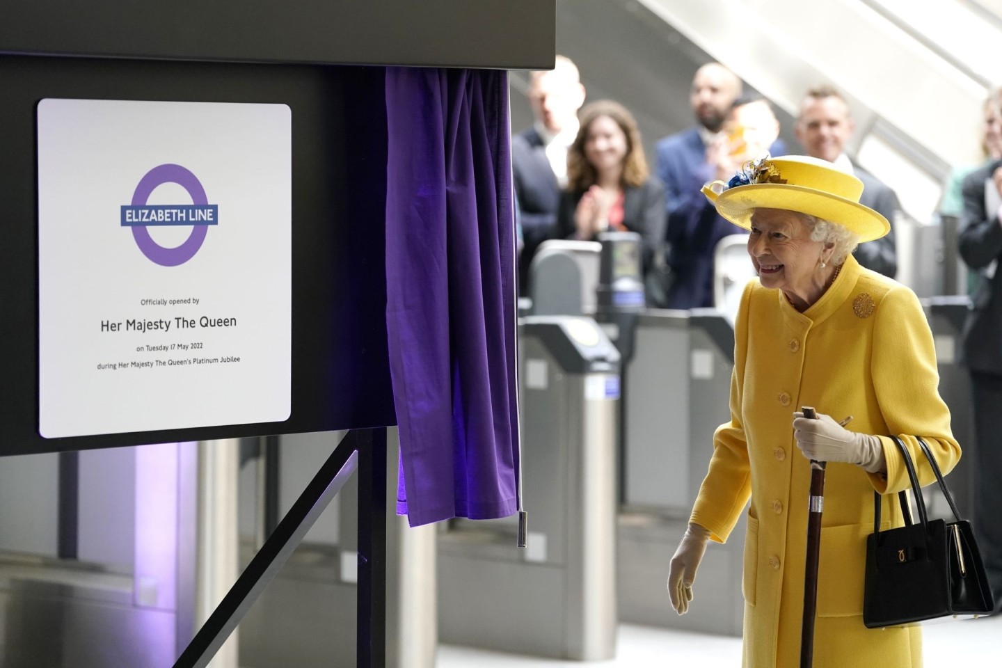 Die britische Königin Elizabeth II. enthüllt in London die neue 
