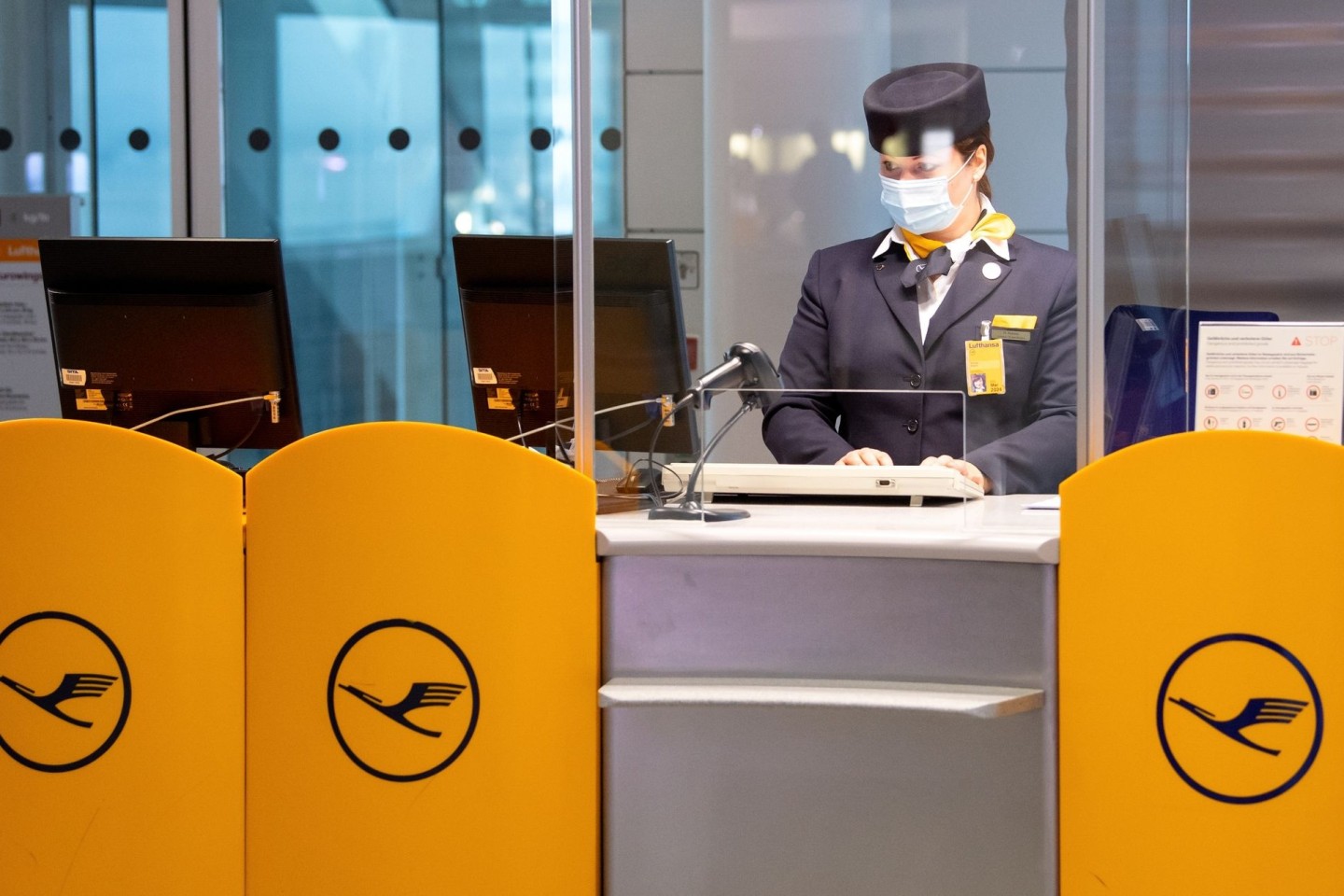 Eine Mitarbeiterin von Lufthansa bereitet an einem Gate am Flughafen München das Boarding für einen Flug vor.