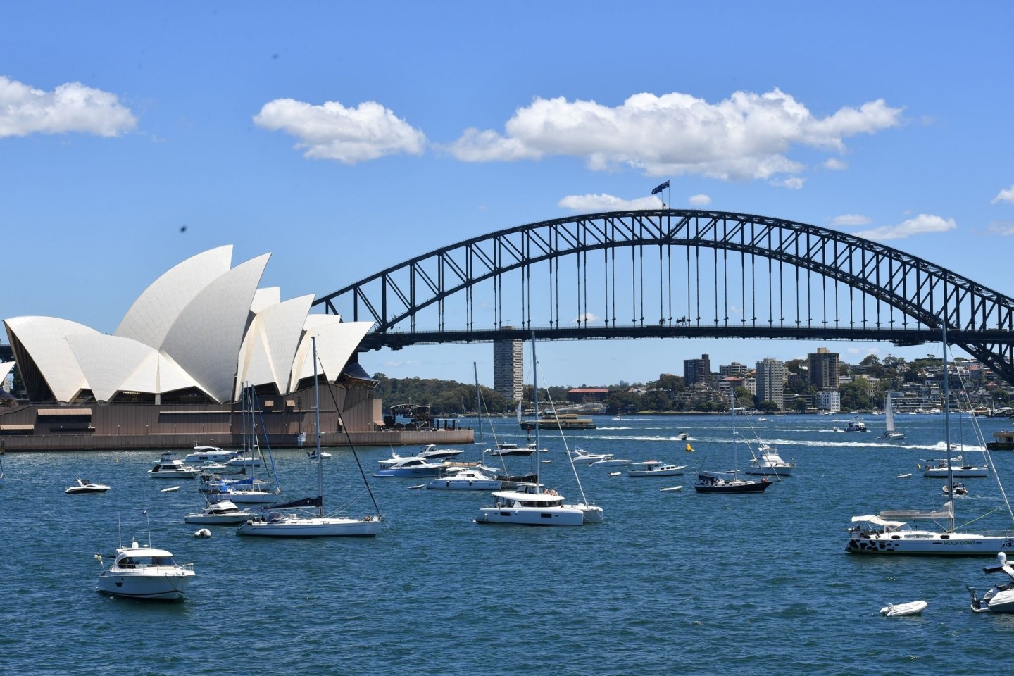 Ein Kreuzfahrtschiff mit 800 positiv auf das Coronavirus getesteten Personen ist auf dem Weg nach Sydney.