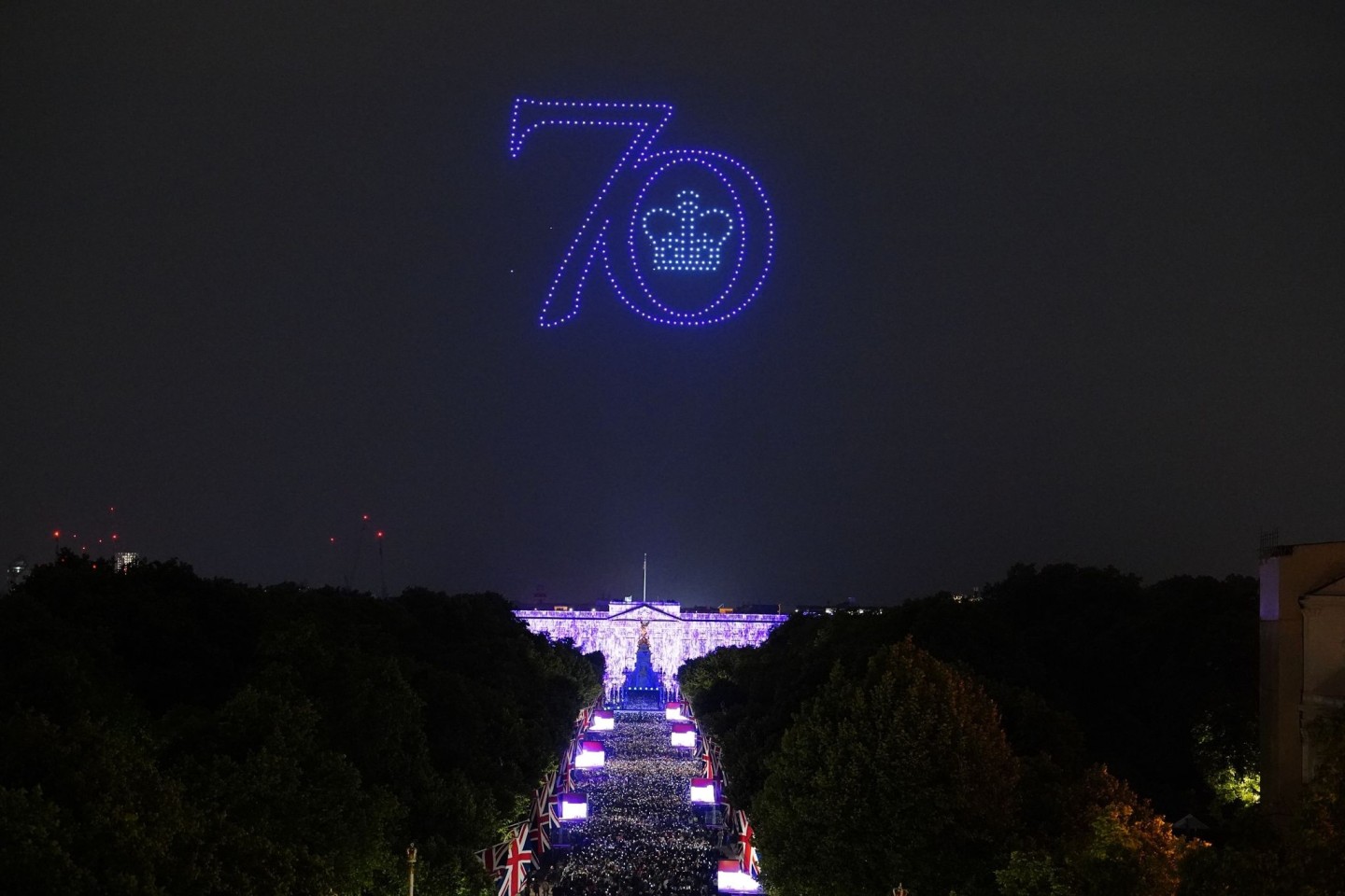 Drohnen fliegen beim Konzert zum Platin-Jubiläum von Königin Elizabeth II. über dem Buckingham-Palast und formen eine «70».