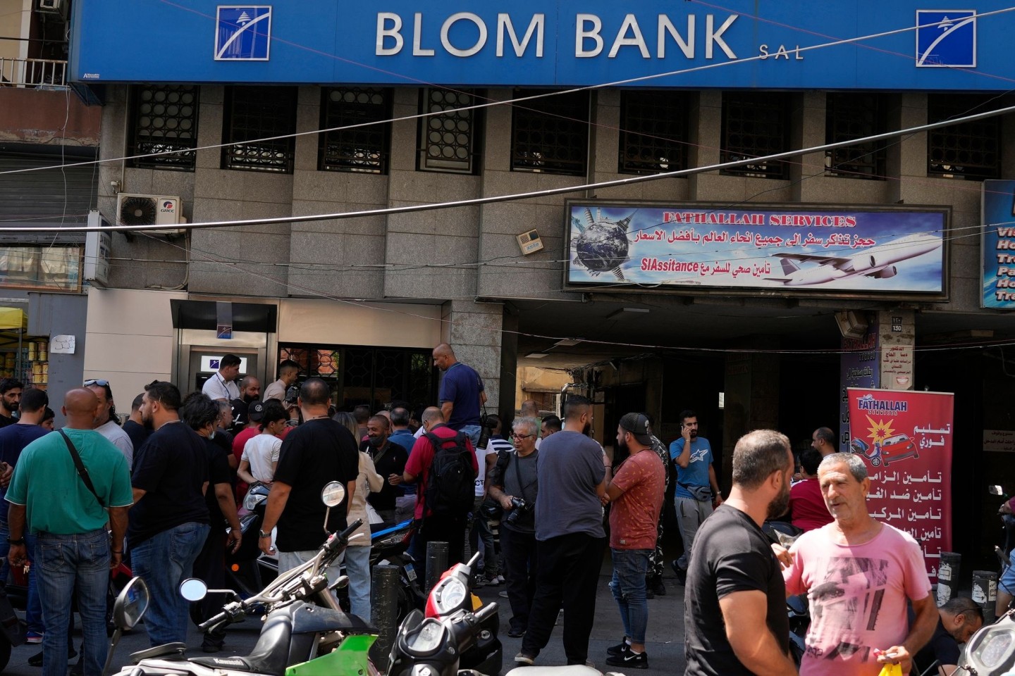 Medien und Sicherheitskräfte versammeln sich vor der BLOM-Bankfiliale. Zum dritten Mal innerhalb einer Woche hat ein Mann im Libanon bei einem Banküberfall sein eigenes Geld gefordert.