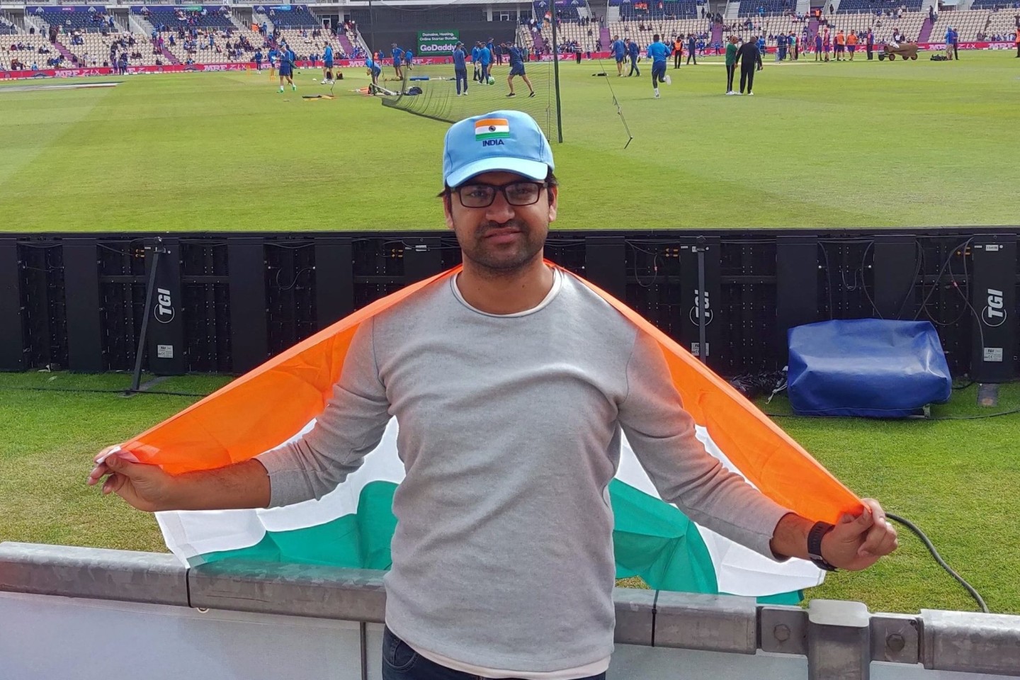 Kovid Kapoor mit indischer Flagge.