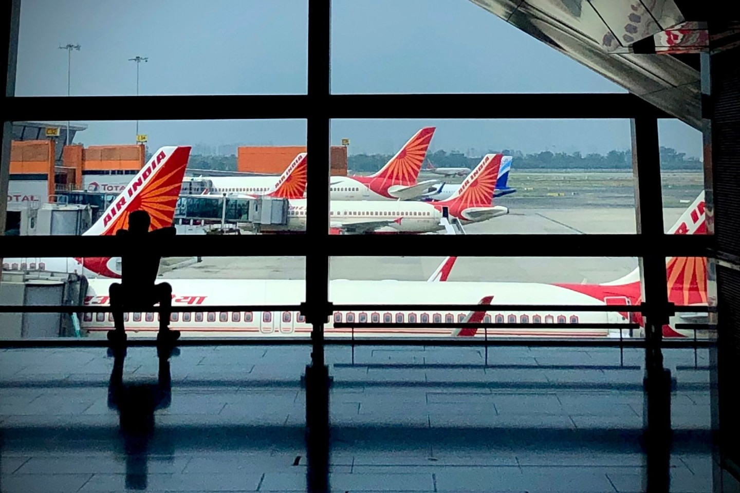Flugzeuge der Air India parken auf dem internationalen Flughafen Indira Gandhi.