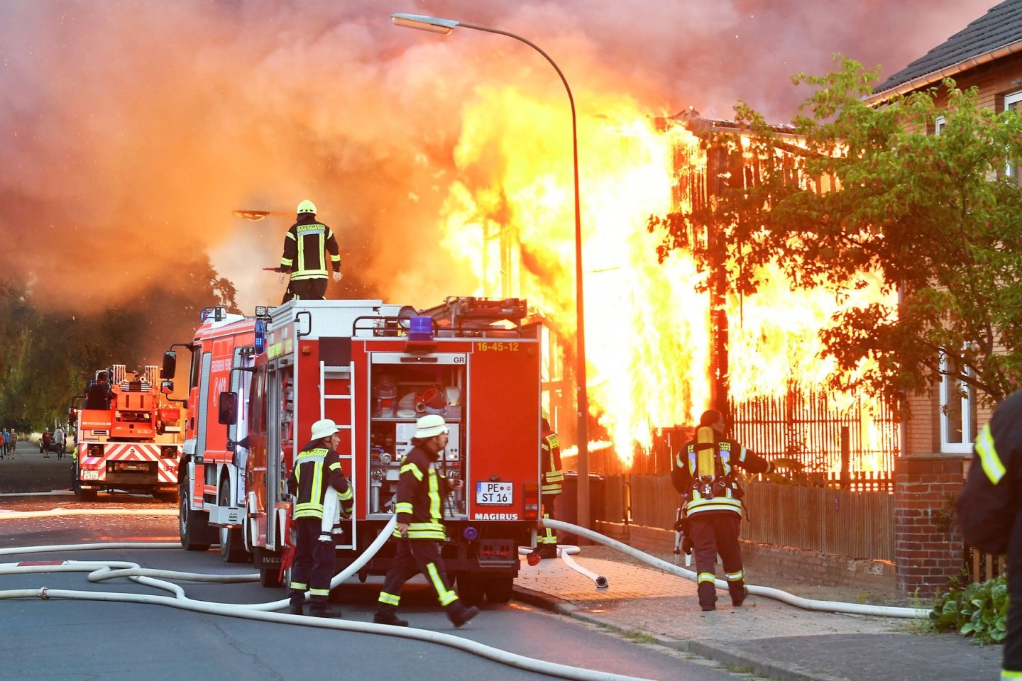 Feuerwehrkräfte kämpfen gegen einen Brand im niedersächischen Peine.