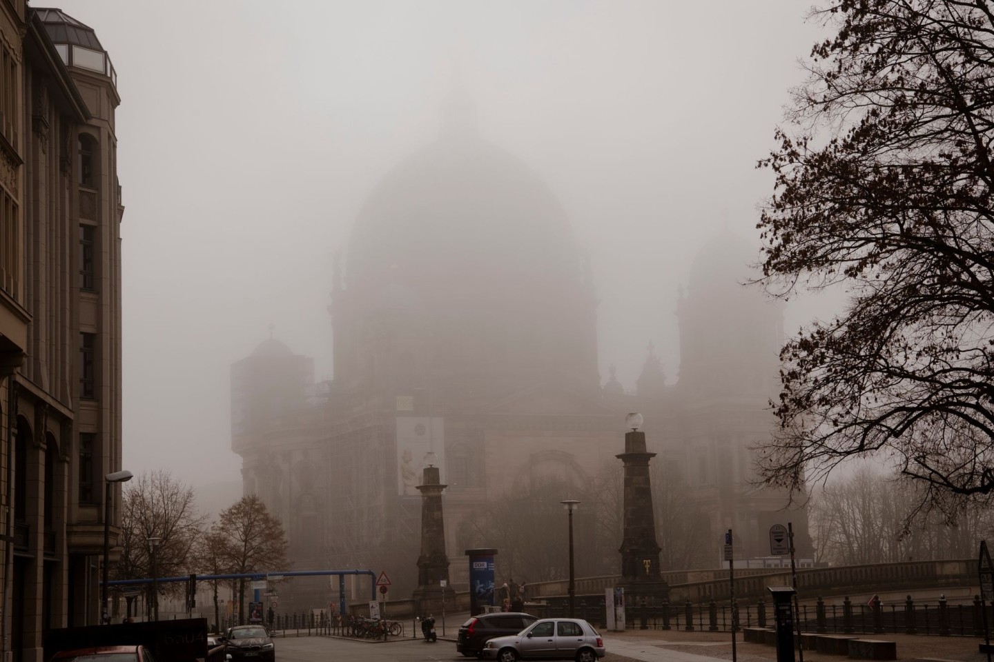Nebelschwaden hängen tief über dem Dom in Berlin.