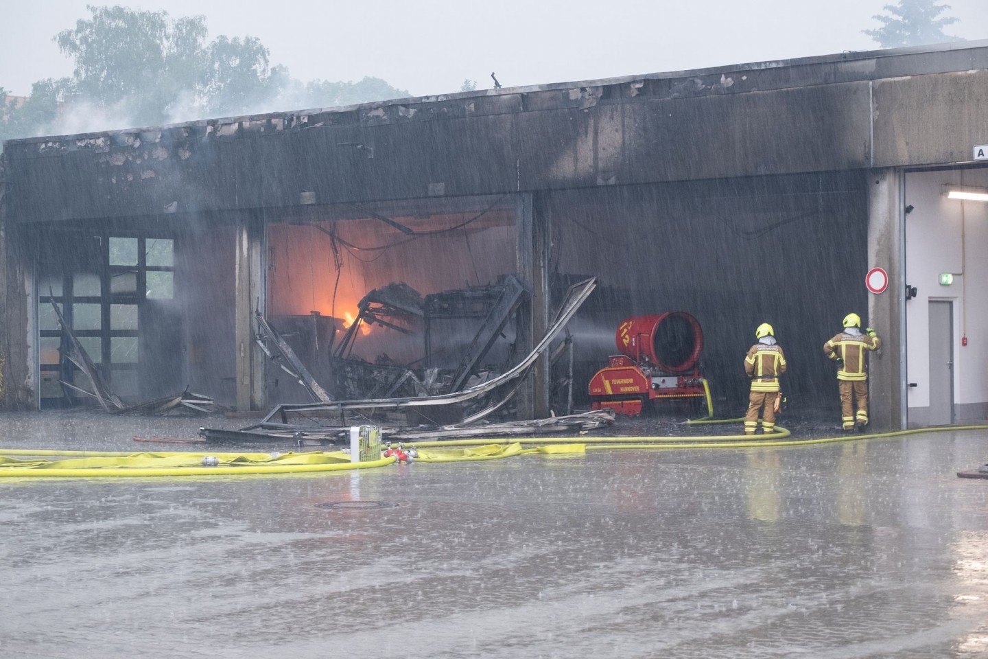 Fünf Elektrobusse, zwei Hybridbusse, ein Dieselbus und ein Reisebus fallen in Hannover den Flammen zum Opfer.