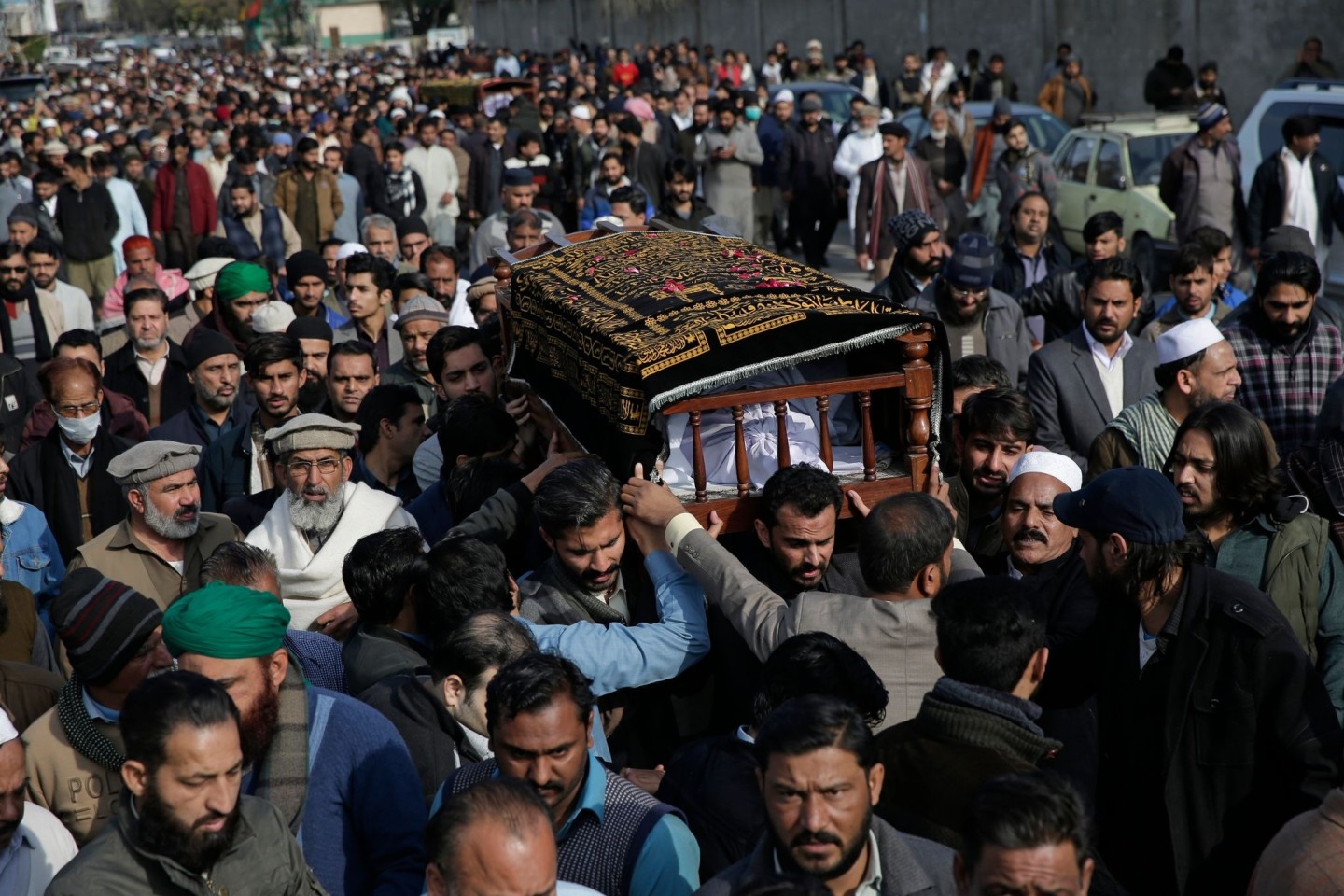 Die Leichen einer Familie werden zu Grabe getragen. Nach einem heftigen Wintereinbruch im Norden Pakistans sind mindestens 22 Urlauber ums Leben gekommen.