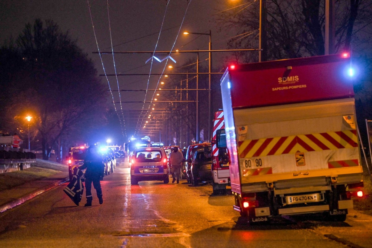In einem Mehrfamilienhaus nahe Lyon sind bei einem Brand mindestens zehn Menschen ums Leben gekommen.