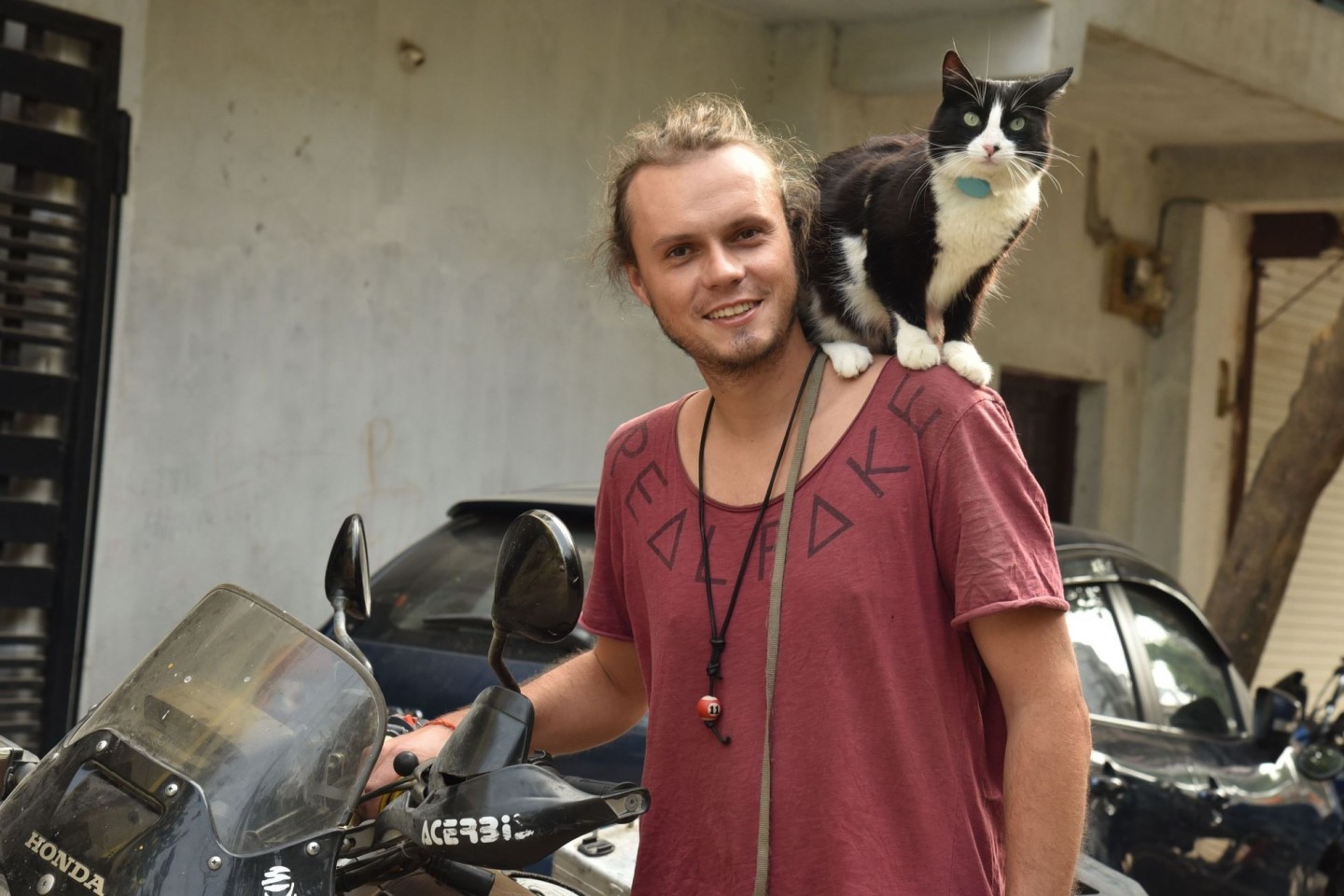 Weltenbummler Martin Klauka mit seiner Katze Mogli in Indien.