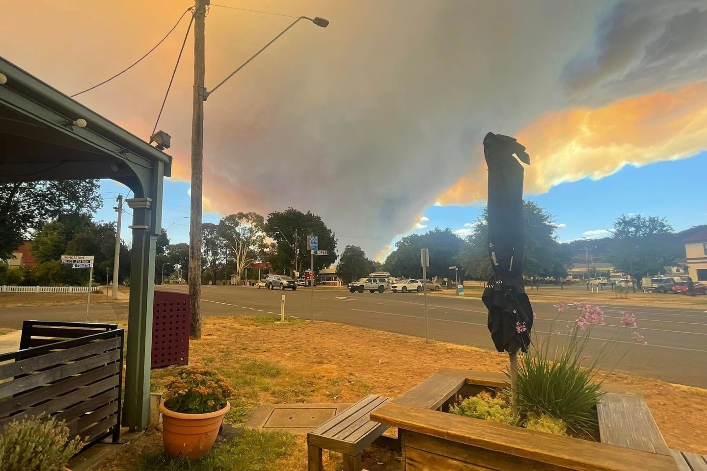 In der australischen Stadt Ballarat ist das heftige Buschfeuer aus der Ferne zu sehen.