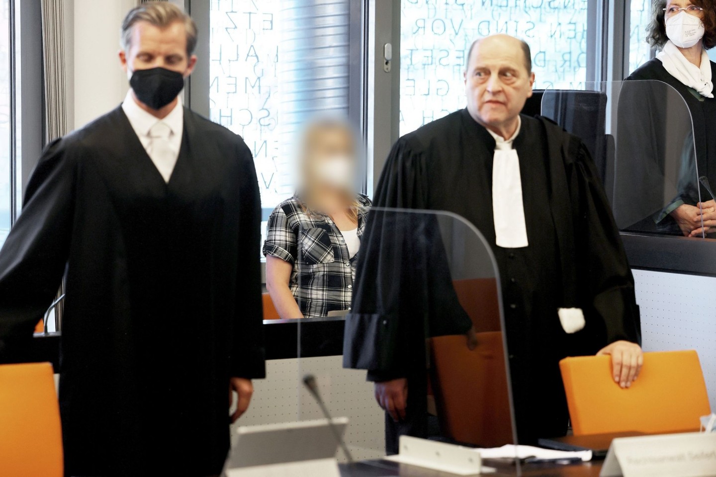 Die angeklagte Mutter zwischen ihren Anwälten Felix Menke (l) und Thomas Seifert (r) im Gerichtssaal.