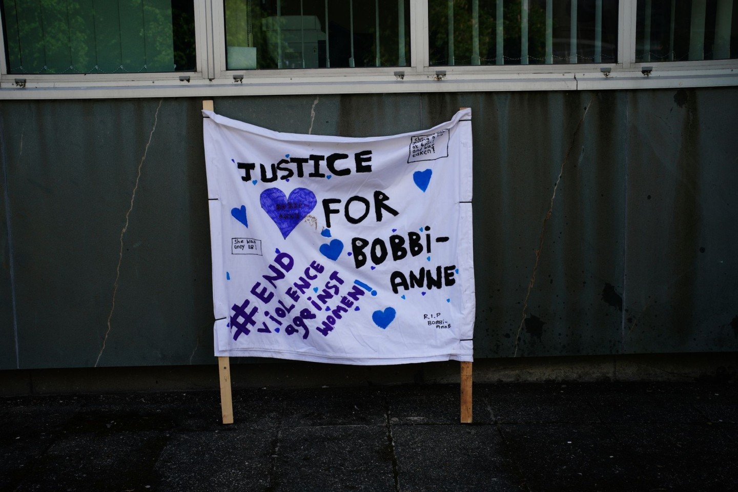 Ein Transparent vor dem Gericht in Plymouth: «Gerechtigkeit für Bobbi-Anne. Beendet Gewalt gegen Frauen».