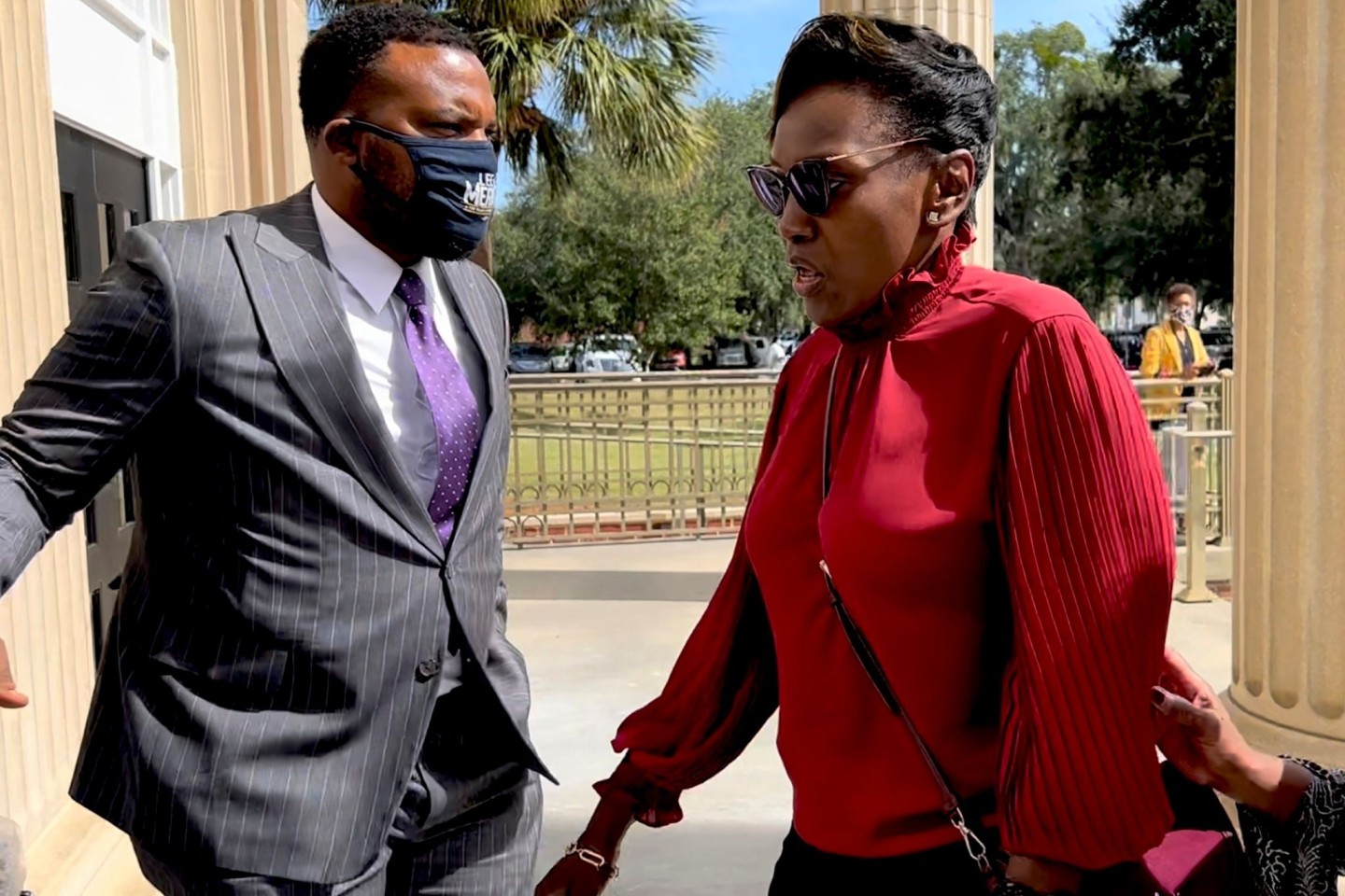 Wanda Cooper-Jones (r), die Mutter von Ahmaud Arbery, mit ihrem Anwalt Lee Meritt. Mehr als eineinhalb Jahre nach dem gewaltsamen Tod des schwarzen Joggers im US-Bundesstaat Georgia hat der ...
