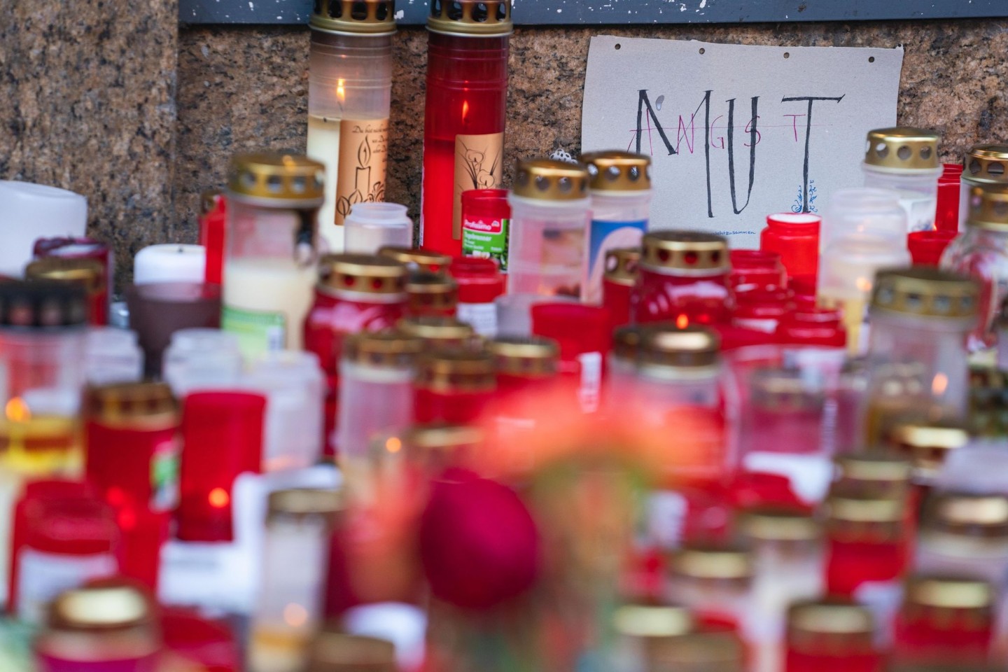 Trauerkerzen vor dem Kaufhaus in Würzburg, in dem ein Mann Menschen mit einem Messer attackiert hatte.