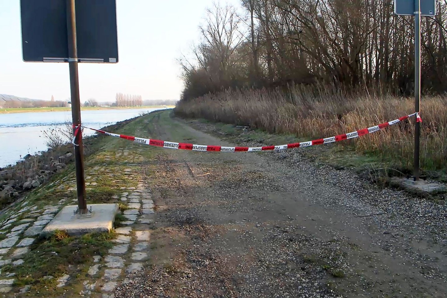 Am Rheinufer sind in den vergangenen Wochen zwei Leichen gefunden worden. Die Polizei ermittelt gegen ein tatverdächtiges Ehepaar.