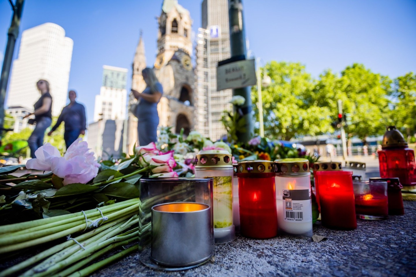 Blumen liegen zur Erinnerung an die Opfer der Todesfahrt vor der Kaiser-Wilhelm-Gedächtniskirche in Berlin-Charlottenburg.