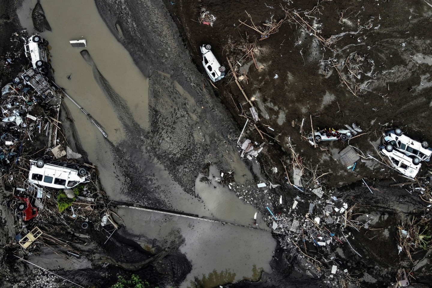 Das Luftbild zeigt umgestürzte Autos inmitten von Zerstörungen nach Überschwemmungen in der Türkei.
