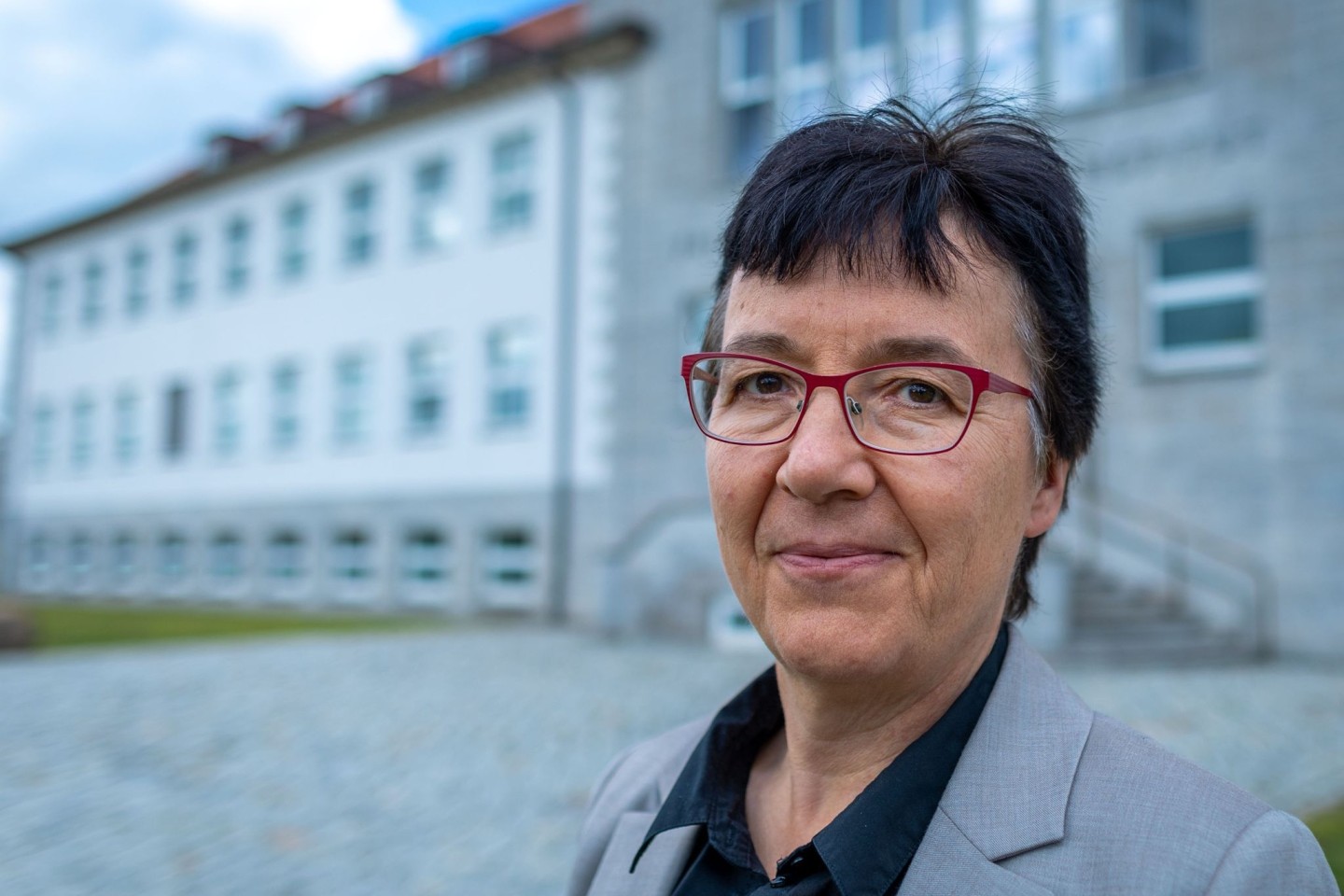 Christa Kühn, die neue Präsidentin des Friedrich-Loeffler-Instituts (FLI), vor dem Institut auf der Ostseeinsel Riems.