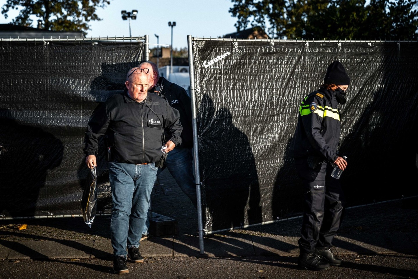 Polizisten nach dem Ausheben einer international operierenden Drpgenbande im niederländischen Bergeijk.