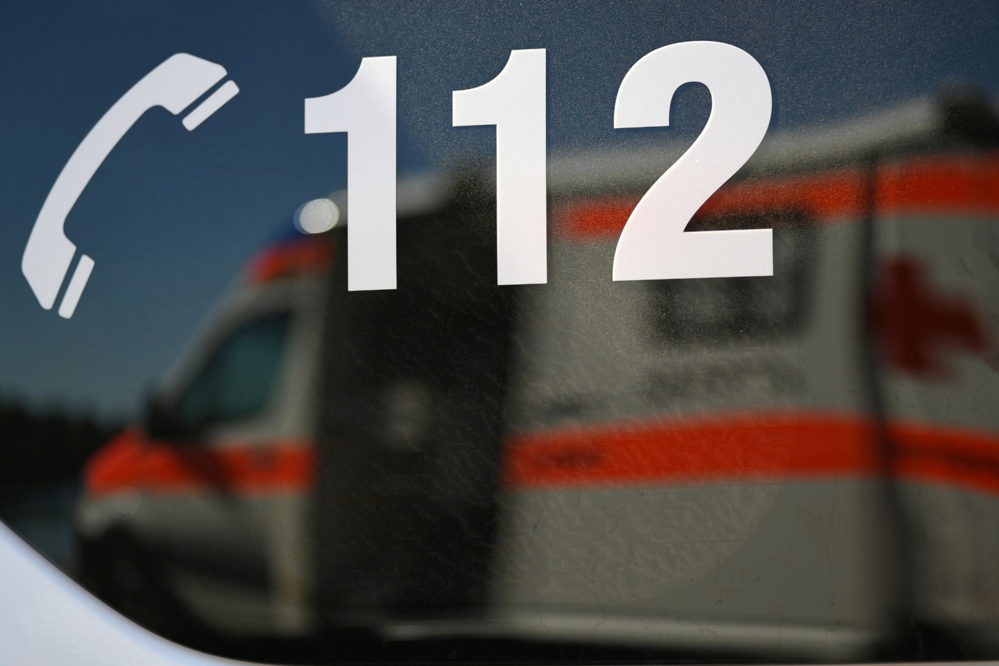 Ein Rettungswagen spiegelt sich während einer Übung in einem Fenster eines anderen Rettungswagen mit der Aufschrift «112».