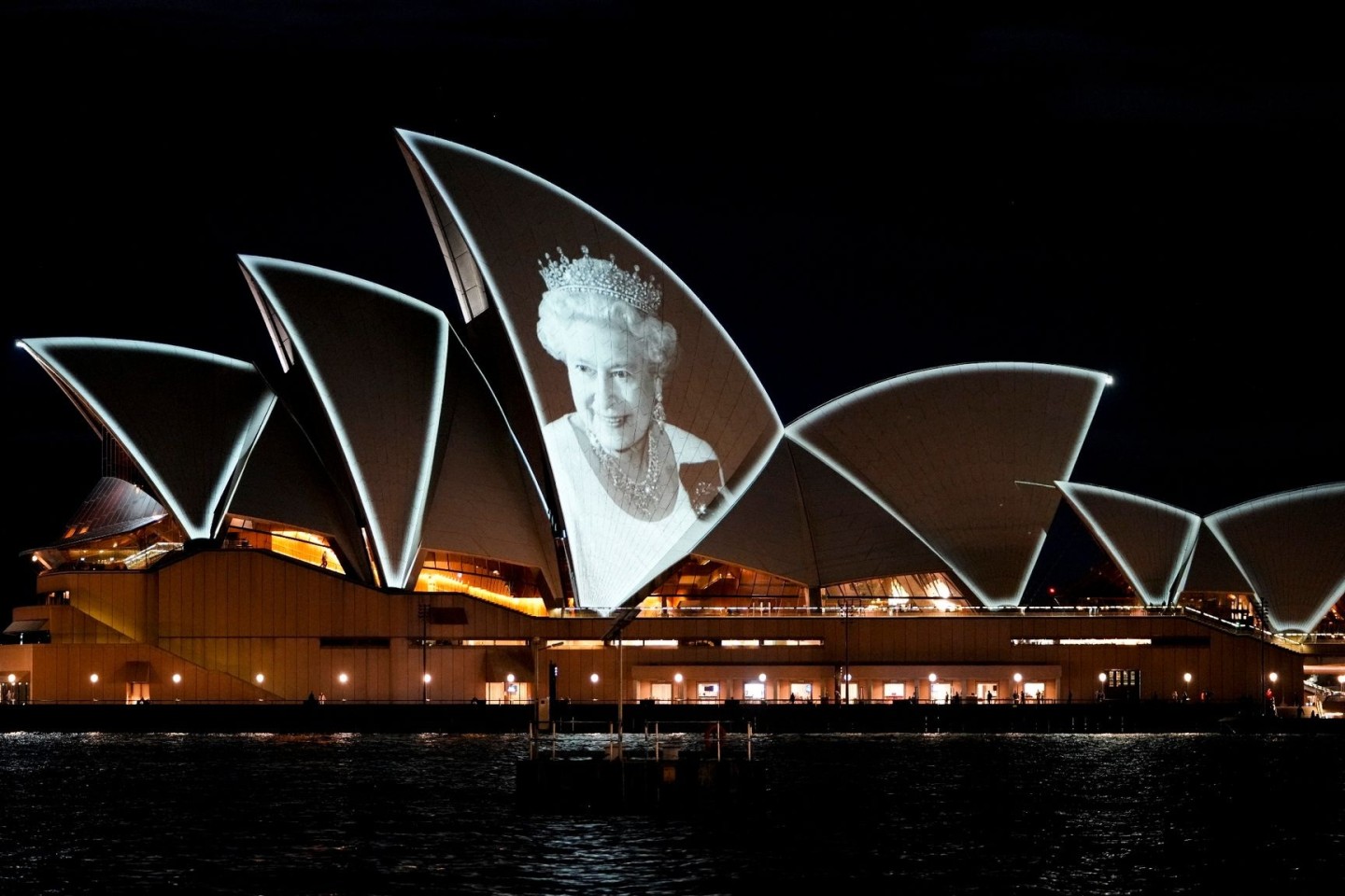 Das Opernhaus von Sydney ist mit einem Porträt von Königin Elizabeth II. illuminiert.