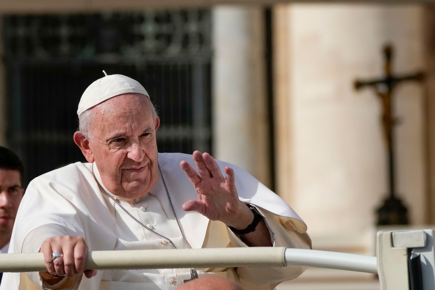Papst Franziskus grüßt zum Abschluss seiner wöchentlichen Generalaudienz auf dem Petersplatz.