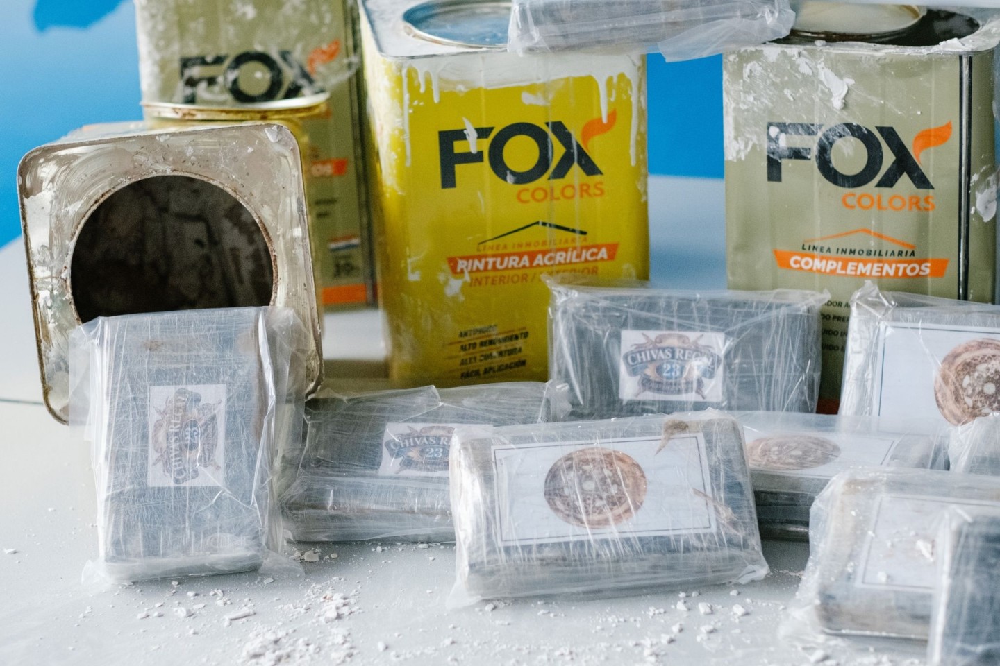 16 Kilogramm beschlagnahmtes, teils in Dosen mit Spachtelmasse verstecktes Kokain.