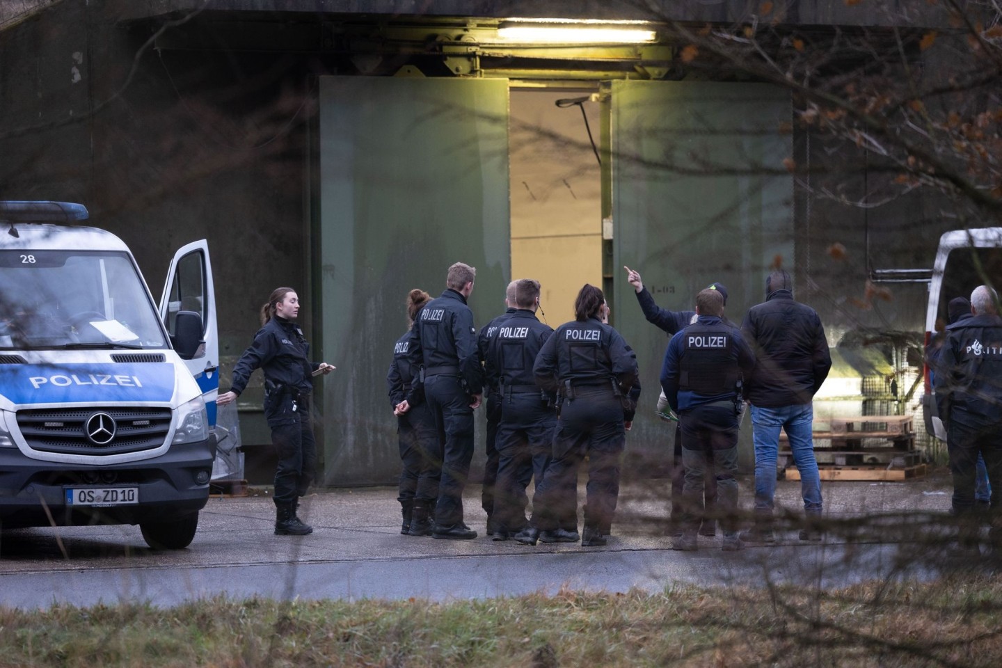 Polizisten vor einer Bunkeranlage in Bad Bentheim. Mit Durchsuchungen in der Grenzregion geht die Polizei gegen den Handel mit illegalen Feuerwerkskörpern vor.