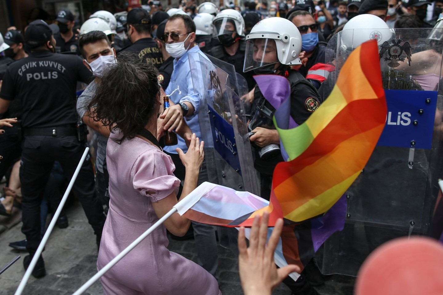 In Istanbul haben sich Hunderte Menschen zur Pride-Parade versammelt.