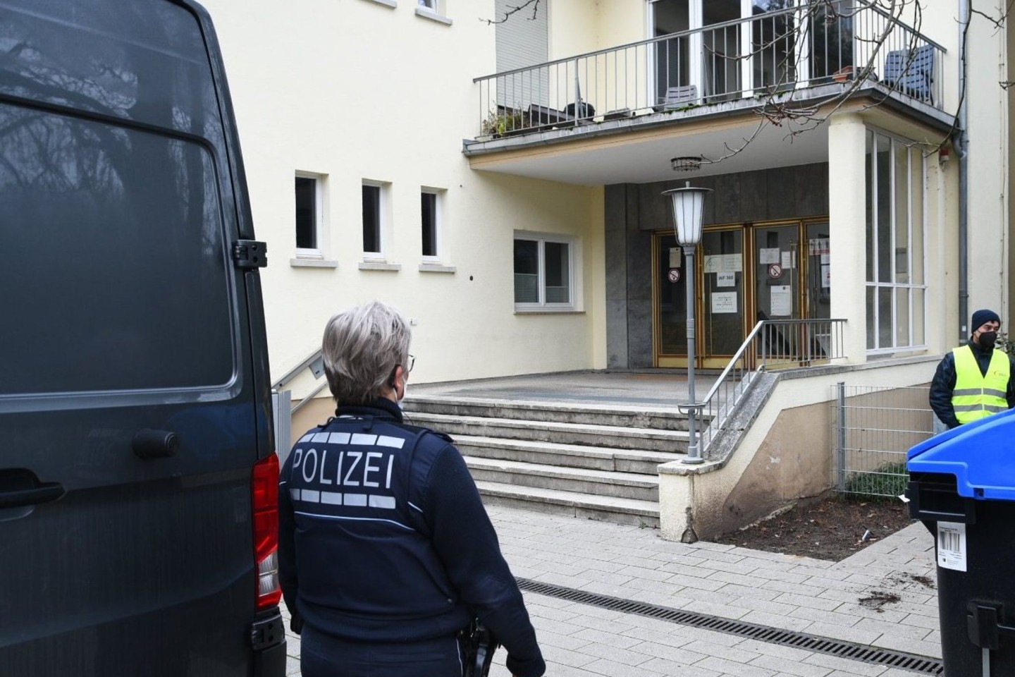 Der Tatort des Amoklaufs: Polizei am Eingang zum Gebäude auf dem Gelände der Heidelberger Universität.