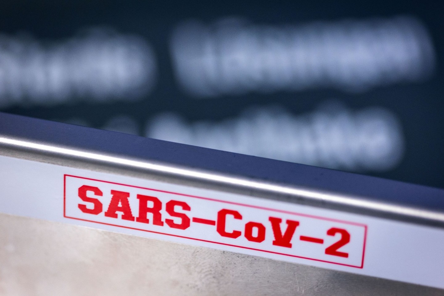Der Schriftzug «SARS-CoV-2» auf einem Behälter für Proben einem PCR-Labor.