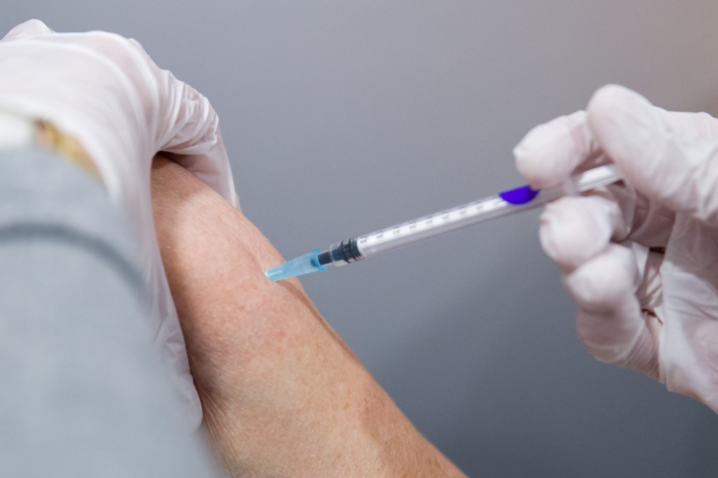 Millionen Menschen in Deutschland müssen einem RKI-Bericht zufolge ihren Impfschutz gegen das Coronavirus wieder auffrischen lassen.