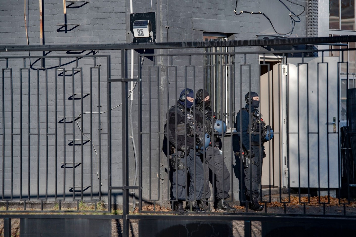 Polizeibeamte vor einem Gebäude in einem Gewerbegebiet in Berlin-Weißensee. Seit dem frühen Morgen wird gegen die Hells Angels in Berlin und Brandenburg vorgegangen.