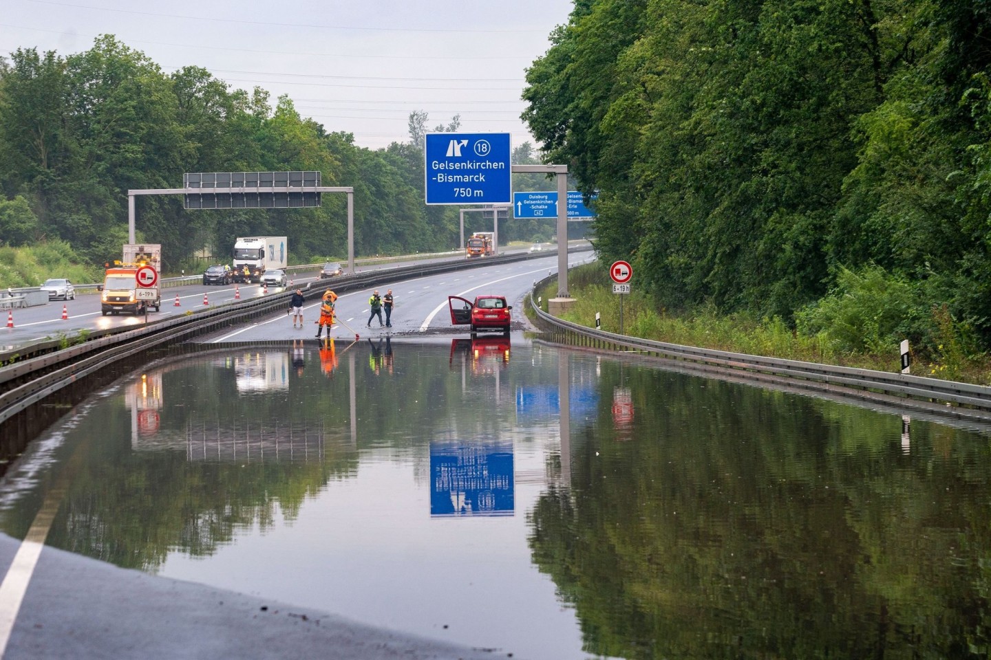 Unwetter haben am Donnerstag in mehreren Regionen Deutschlands Keller und Straßen unter Wasser gesetzt. Im Ruhrgebiet bei Herne wurde die Autobahn 42 überschwemmt.