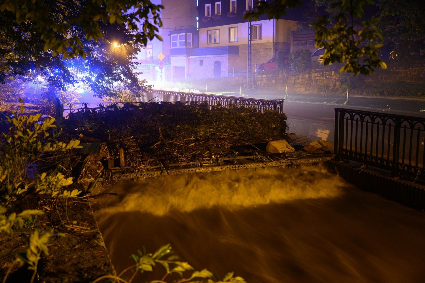 Holz und Geröll hat die Kirnitzsch auf einer Brücke angespühlt. Extreme Regenfälle von teils mehr als 100 Litern pro Quadratmeter innerhalb von 24 Stunden haben am Samstag in der Sächsi...