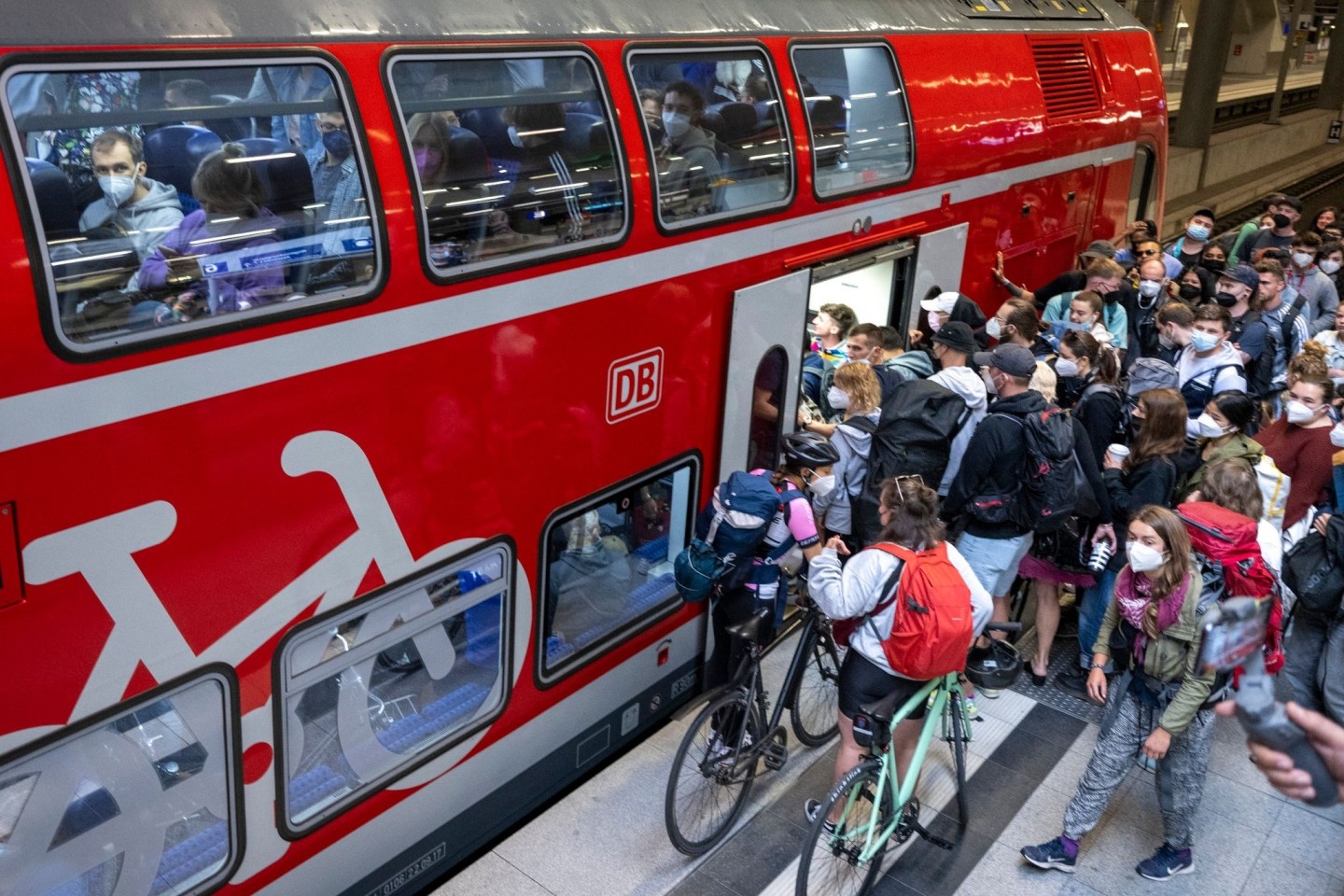 Menschen, zum Teil mit Fahrrädern, wollen am Hauptbahnhof Berlin in einen Regionalzug der Linie RE5 nach Rostock.