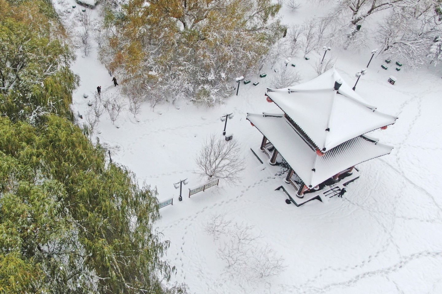 Ein seit Sonntag anhaltender Schneesturm hat in Shenyang Rekordschneefälle gebracht, die stärksten seit 1905.