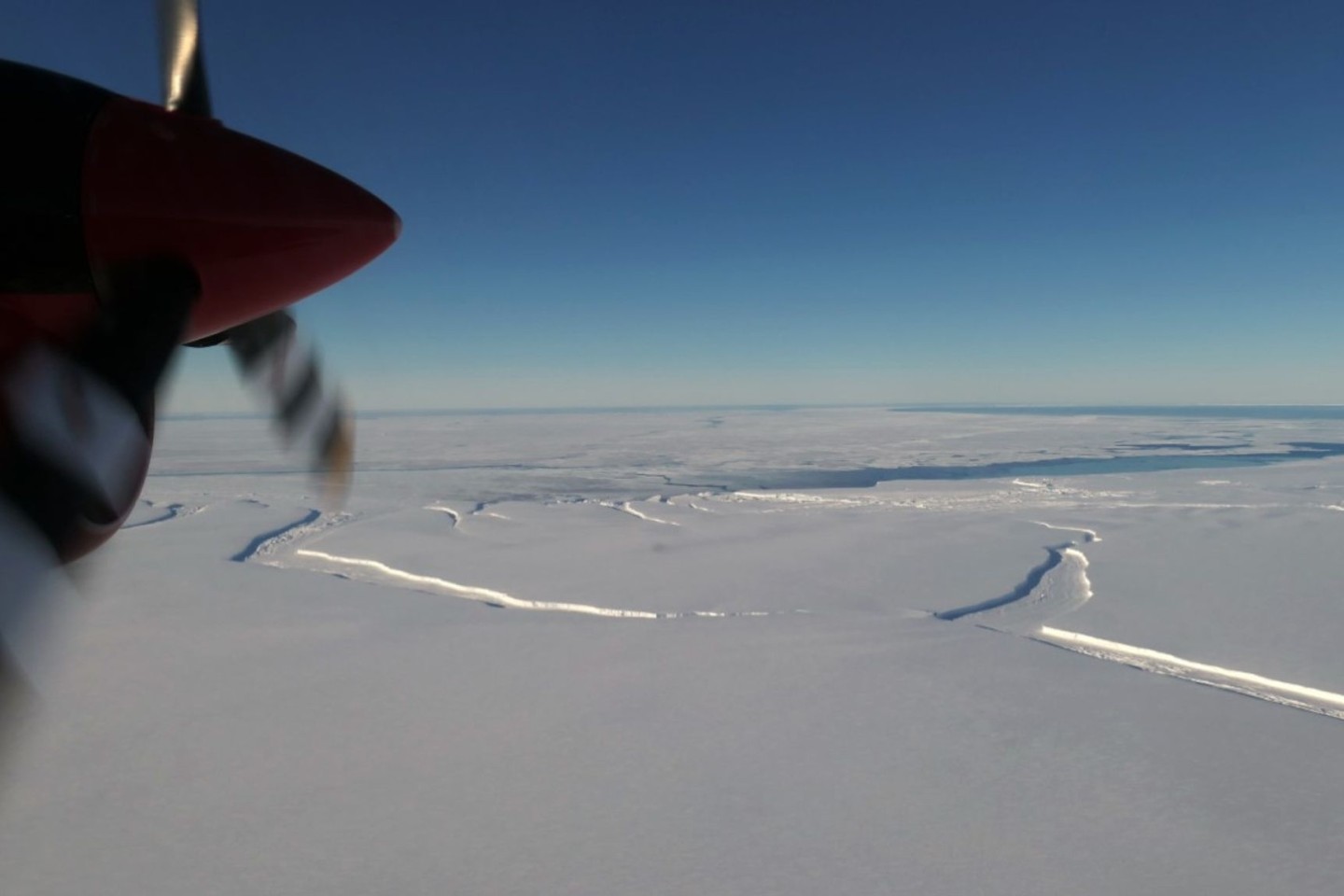 Blick auf den abgebrochenen Eisberg aus der Luft.