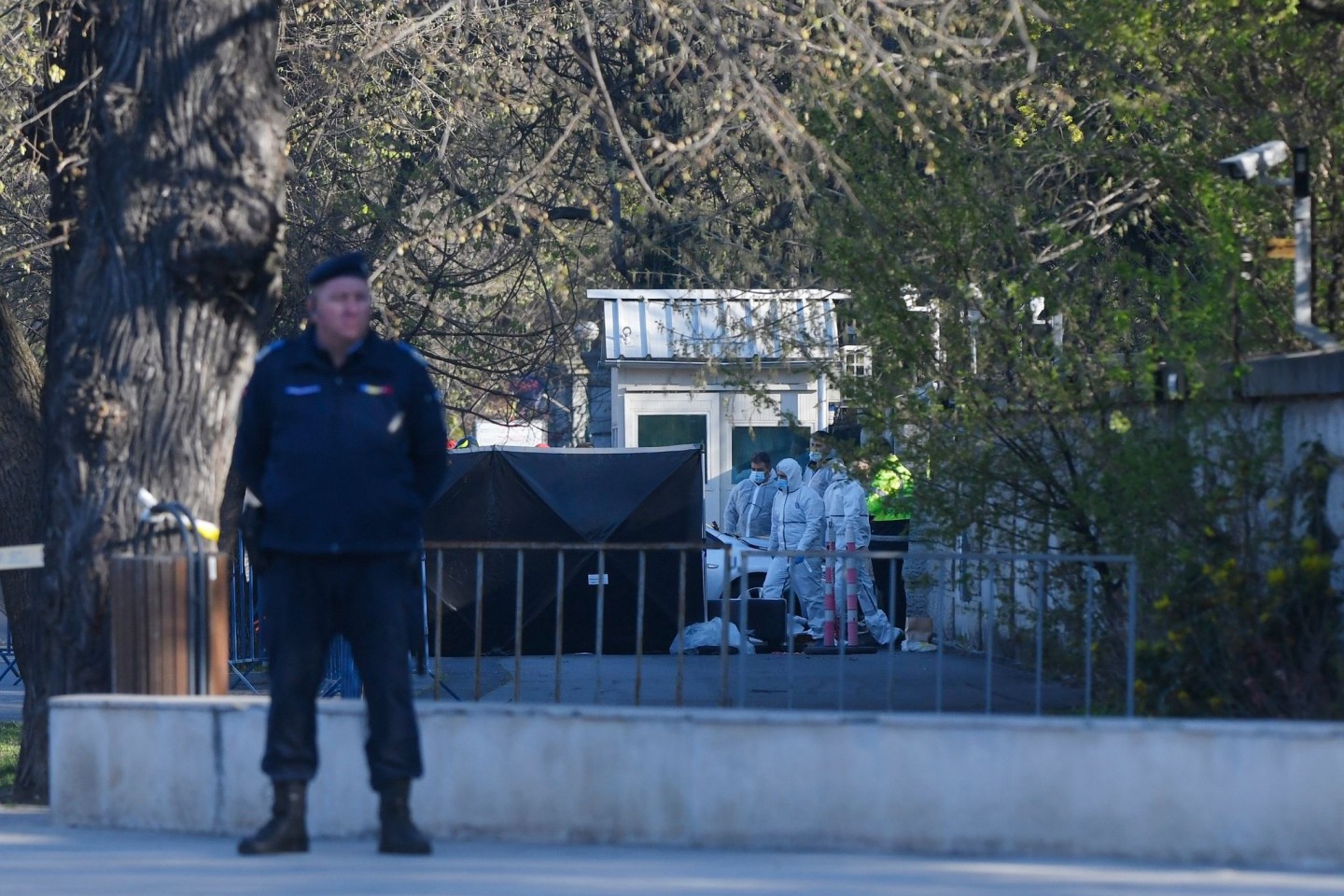 Ein Polizeibeamter steht Wache, nachdem ein Auto in das Tor der russischen Botschaft gefahren ist.