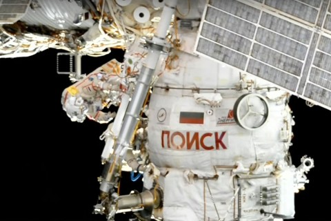 Russe muss Außeneinsatz auf ISS abbrechen