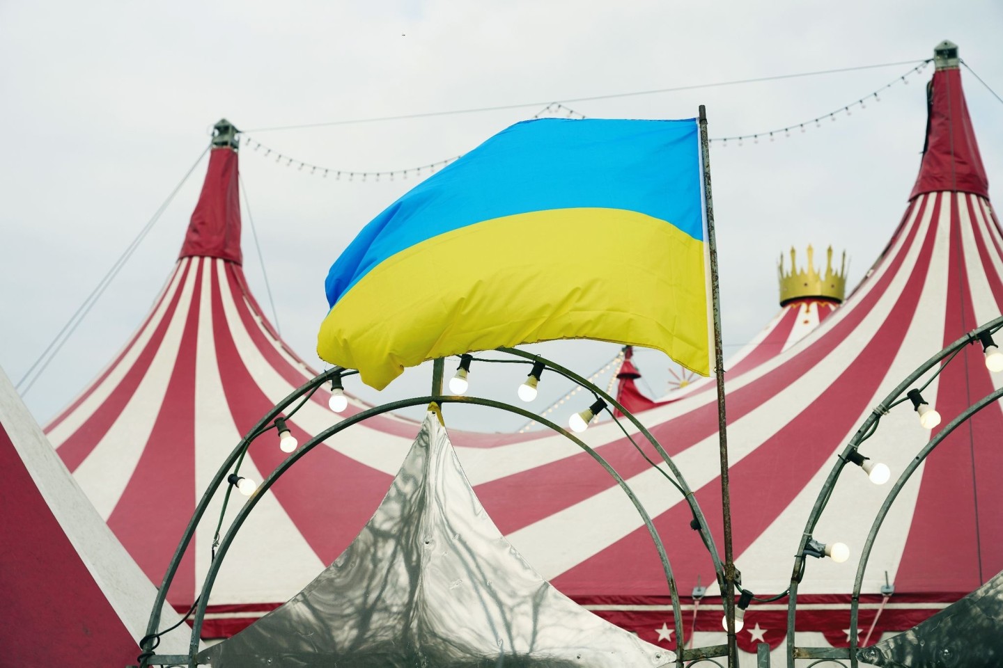 In Solidarität mit der Ukraine weht am «Moskauer Circus» in Neuwied die Flagge des Landes. In dem Zirkus treten russische und ukrainische Artisten auf.
