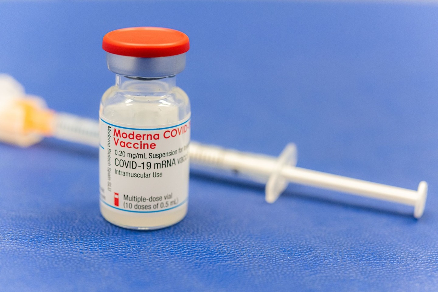 Der Moderna-Impfstoff in einem Fläschchen. Der Corona-Impfstoff von Moderna wird in Schweden vorerst keinen Menschen unter 30 Jahren mehr verabreicht.