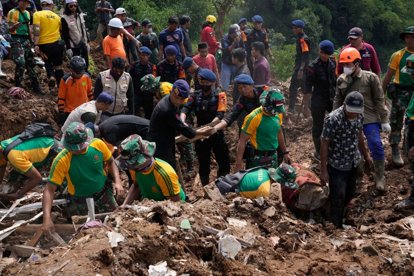 Rettungskräfte suchen im indonesischen Cianjur nach Opfern eines durch ein Erdbeben ausgelösten Erdrutsches.