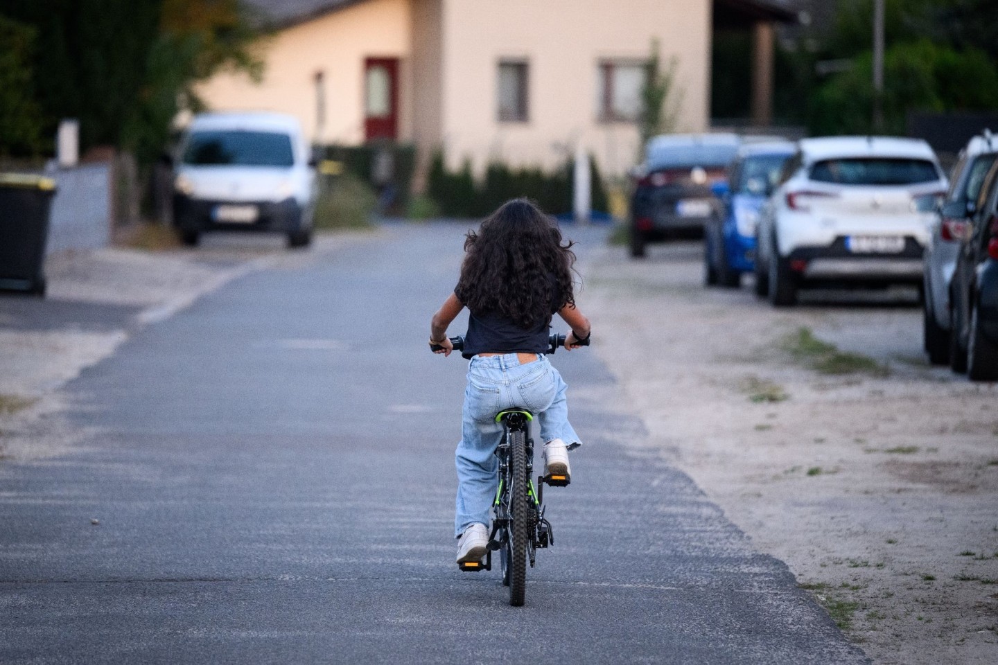 Sara fährt mit einem Fahrrad auf einer Straße in Berlin-Spandau. Die 12-jährige Gymnasiastin hat die häufigste Art von Kinderrheuma (juvenile idiopathische Arthritis).