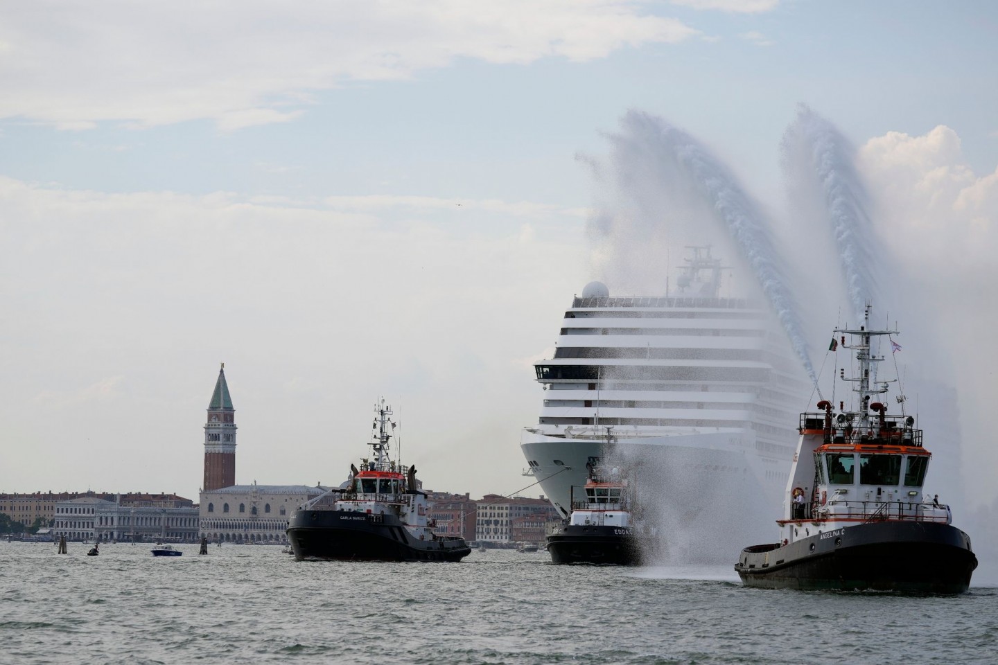 Das erste Kreuzfahrtschiff, das Venedig seit der Pandemie angefahren hat.