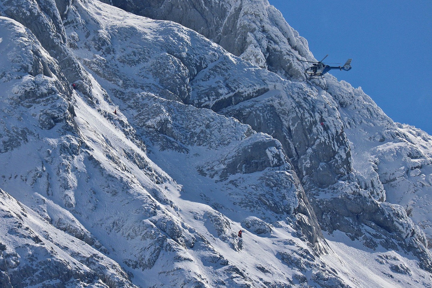 Bergretter suchen am Hochkalter bei Ramsau bei Berchtesgaden nach dem 24-jährigen Bergsteiger.