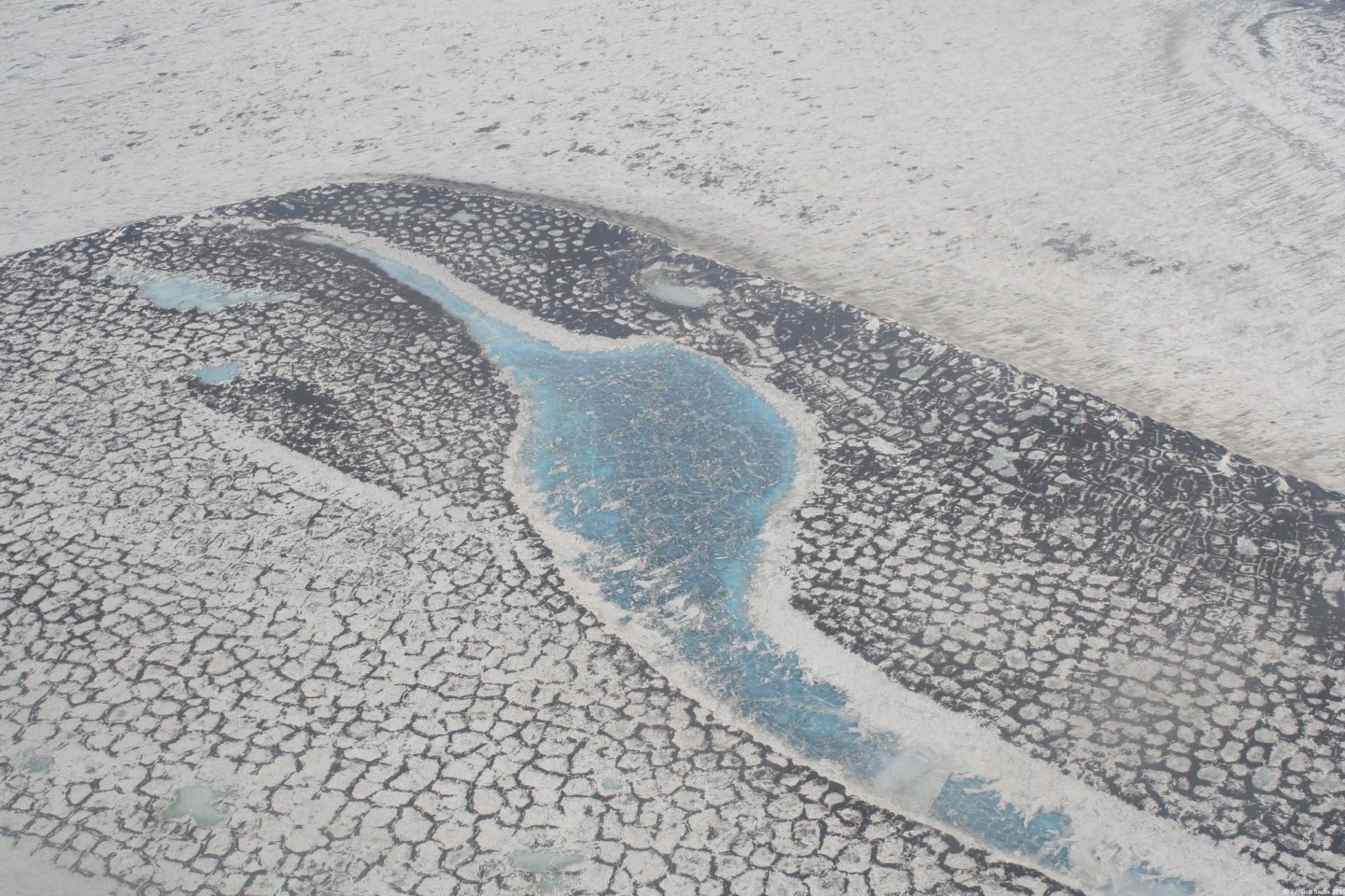 Luftaufnahme der russischen Tundra im Lena-Delta, das das typische Muster der Permafrostgebiete zeigt.