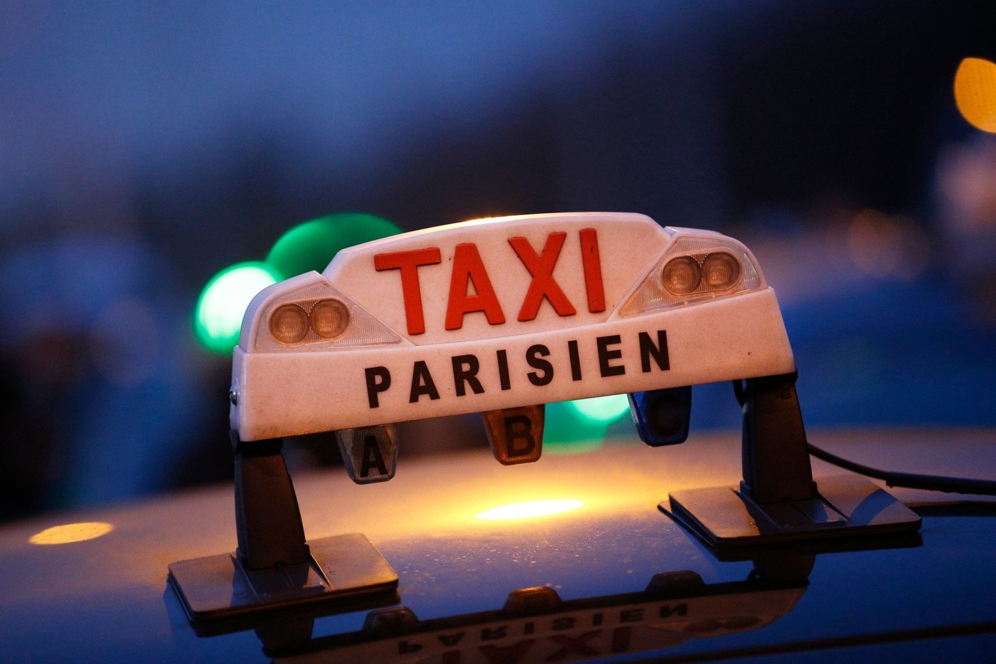 In Paris hat ein Taxifahrer zahlreiche Touristen übers Ohr gehauen.